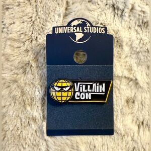 *NWT* Universal Studios Despicable Me Villain Con Pin